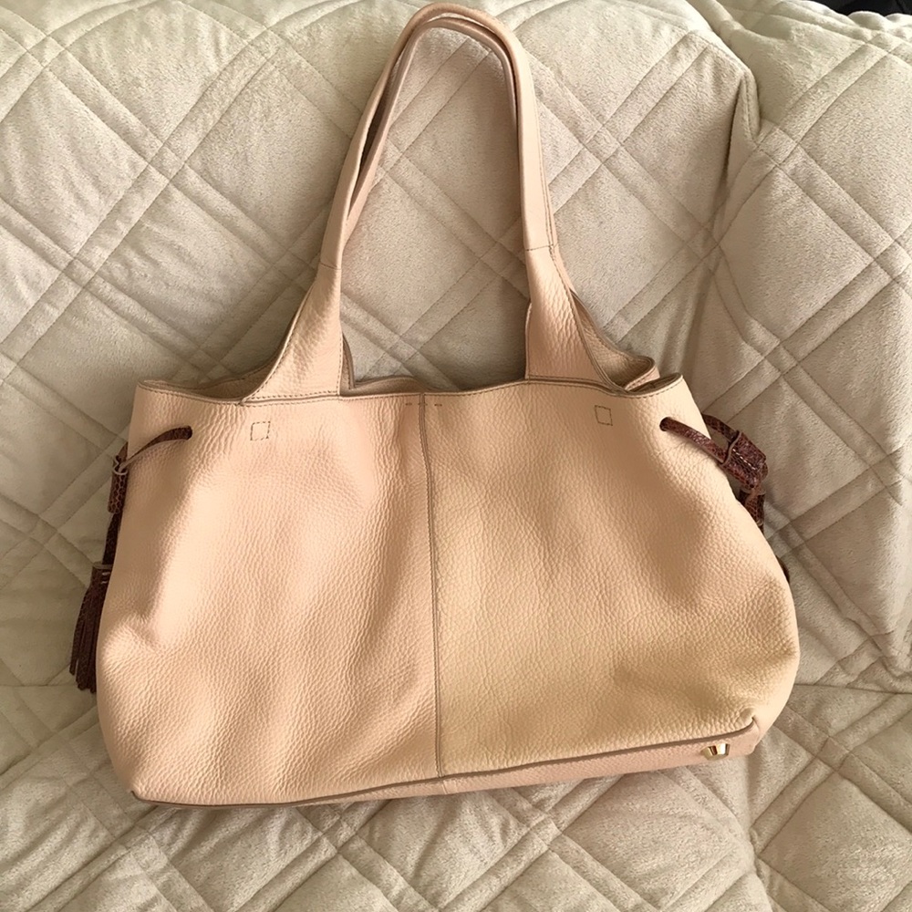 GILI pebbled leather tassel shoulder bag Pink